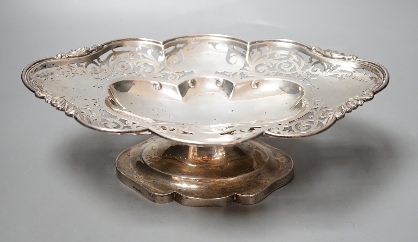 An Edwardian pierced silver oval pedestal dish, Alexander Clark Manufacturing Co. Sheffield, 1909, 29cm, 16oz.